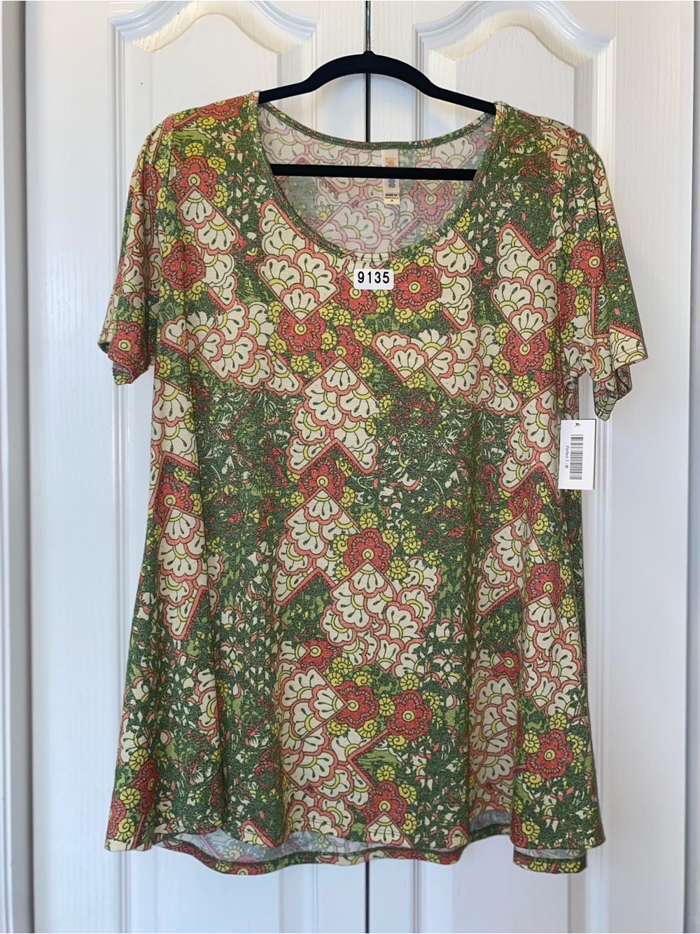 9135 - NWT LuLaRoe Perfect T Medium Top